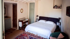 Romantisk dobbeltrom, 1 queensize-seng, balkong | Wi-fi (inkludert), individuelt dekorert og individuelt innredet