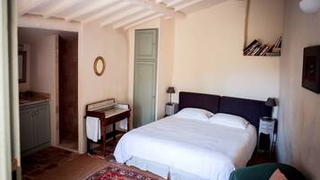 Chambre Double Romantique, 1 grand lit, balcon | Décoration personnalisée, ameublement personnalisé, Wi-Fi gratuit