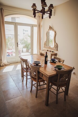 La Salle de Musique | Individually decorated, individually furnished, free WiFi, bed sheets - Ancienne Maison des Gardes (Lourmarin)