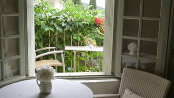 Double Room, Balcony | Living area