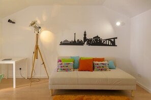 Smart-TV, Tischfußball, Tischtennisplatte, Bücher