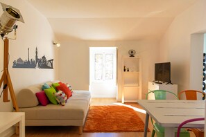 Smart-TV, Tischfußball, Tischtennisplatte, Bücher