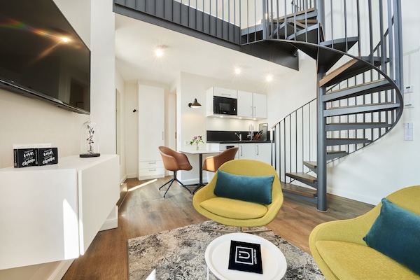 Appartamento, 1 letto queen, non fumatori, vista città (XXL) | Soggiorno | TV a schermo piatto