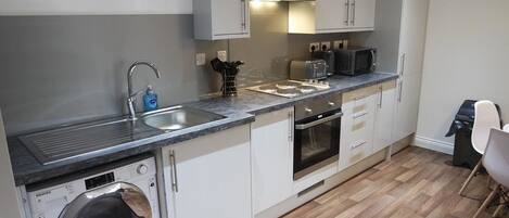 Full-sized fridge, microwave, oven, stovetop