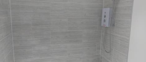 Duş/küvet kombinasyonu, ücretsiz banyo/kozmetik ürünleri