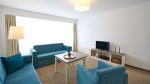 Appartement Supérieur, 2 chambres | Salle de séjour | Télévision à écran plat