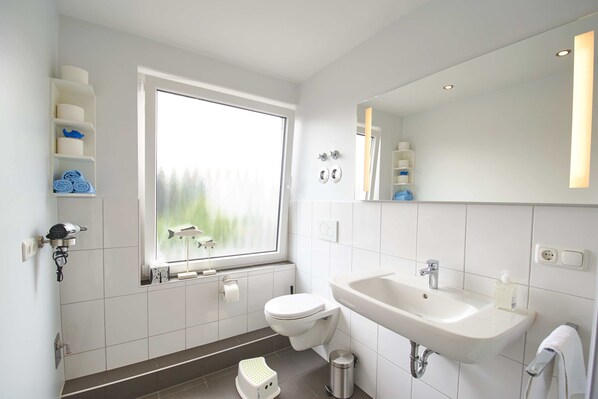 Departamento Confort | Baño | Regadera, amenidades de baño gratuitas, secadora de cabello, toallas 
