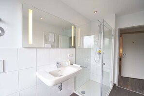 Departamento superior, 2 habitaciones | Baño | Regadera, amenidades de baño gratuitas, secadora de cabello, toallas 