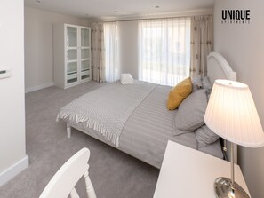 Luxury Townhome, Multiple Beds, Non Smoking | Premium bedding, iron/ironing board, cribs/infant beds, free WiFi - Unique Reading Townhouse (Reading)