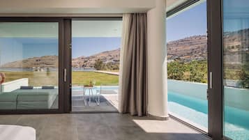 Habitación de hotel moderna con un amplio ventanal corredero que da a una zona de piscina privada.