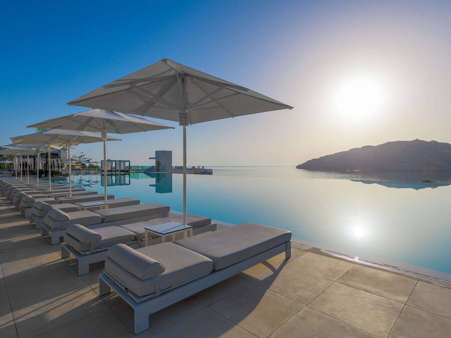 Piscine couverte, piscine extérieure, parasols de plage, chaises longues
