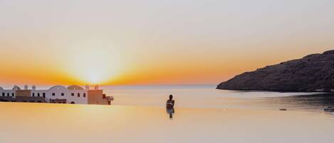 Hồ bơi trong nhà, hồ bơi ngoài trời, dù/ô trên bãi biển/hồ bơi