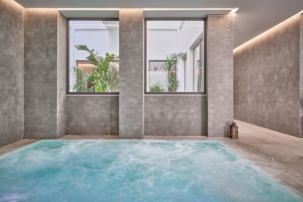 Sauna, bain à remous, hammam, soins corporels, soins du visage, massages