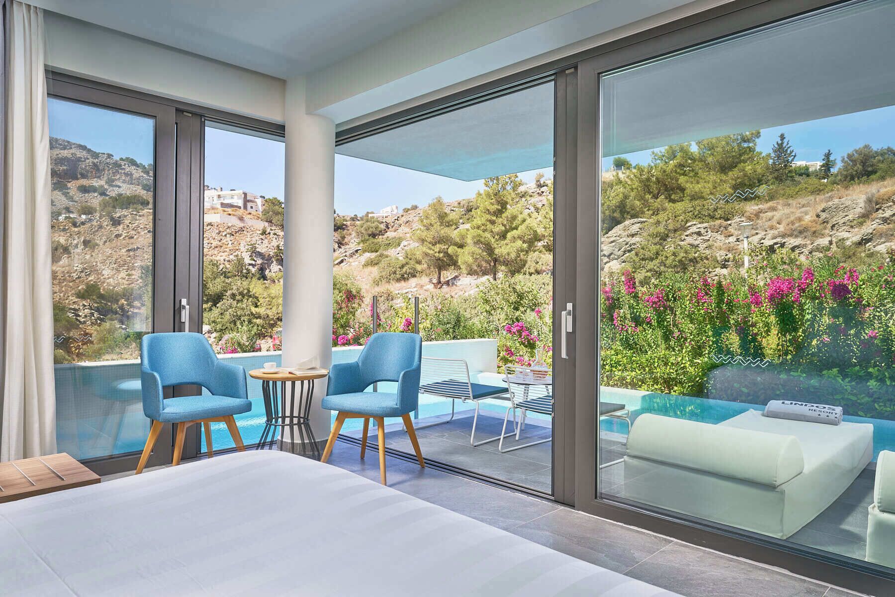 Minibar, caja de seguridad en la habitación y decoración personalizada 