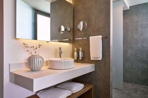 Dusche, umweltfreundliche Kosmetikartikel, Haartrockner, Bademäntel