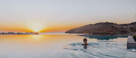 Innenpool, Außenpool, Sonnenschirme, Liegestühle