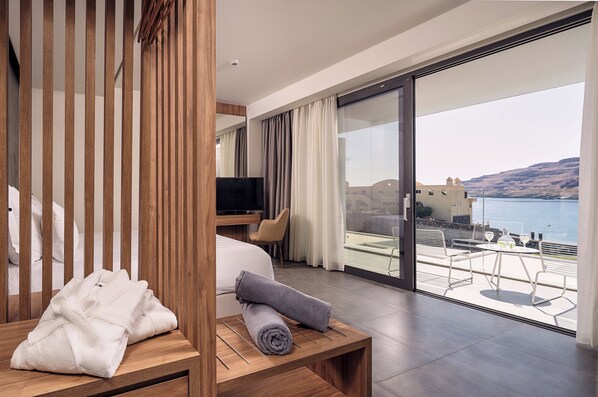 Deluxe Junior Suite, Sea View | Minibar, caja de seguridad en la habitación y decoración personalizada 