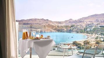 Deluxe Junior Suite Eagle's Eye, Sea View | Minibar, in-room safe, individually decorated, individually furnished