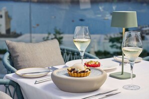 7 restaurants, breakfast, lunch, dinner served; international cuisine 