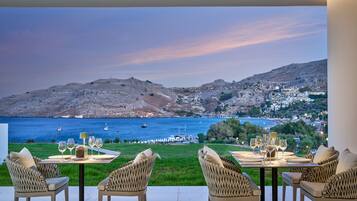 7 restaurants, breakfast, lunch, dinner served; international cuisine