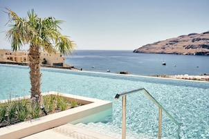 Sisäuima-allas, ulkouima-allas, aurinkovarjoja, aurinkotuoleja