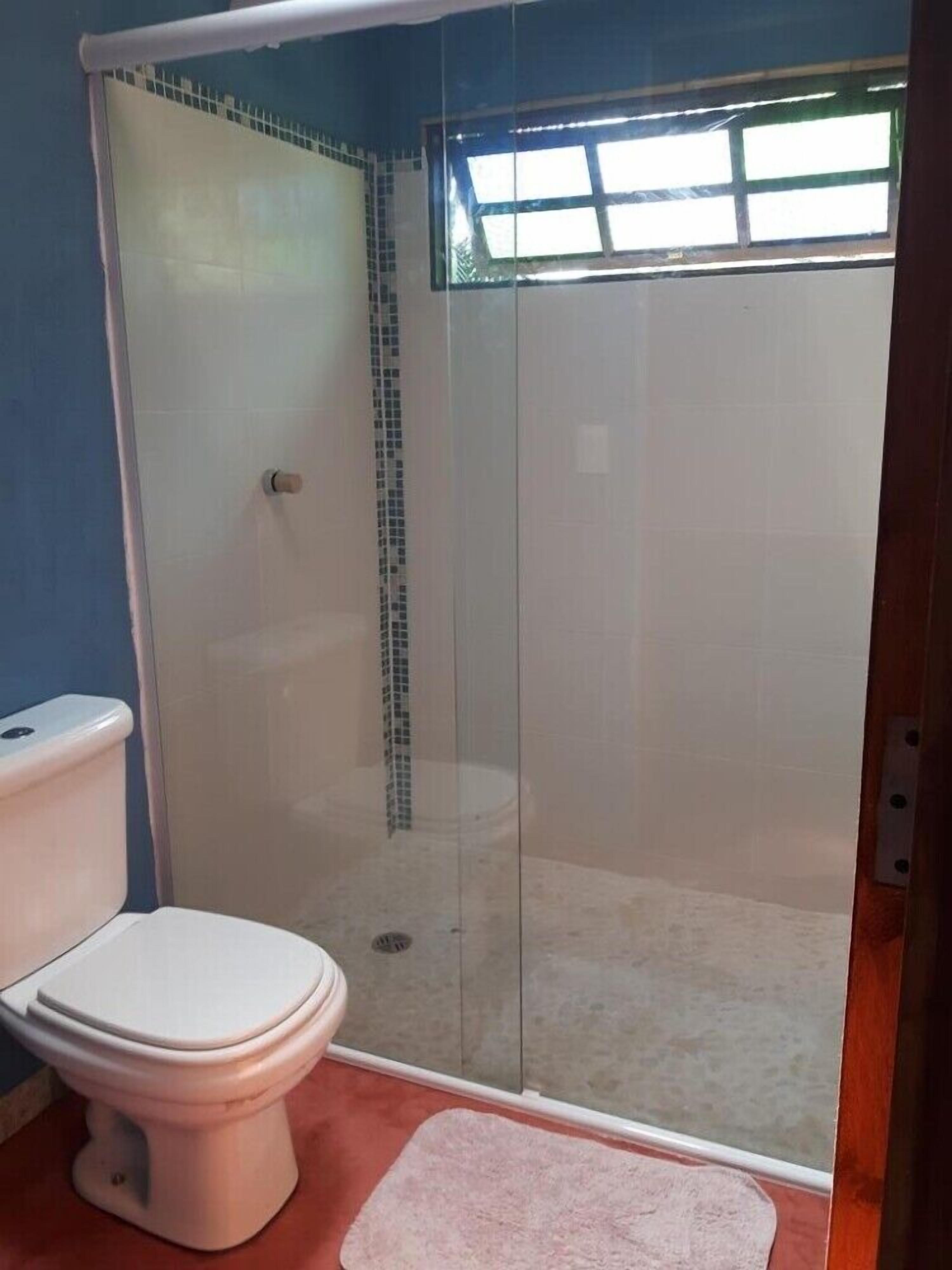 Chalé | Banheiro | Chuveiro, produtos de toalete grátis, secador de cabelo 