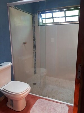 Nhà gỗ | Phòng tắm | Buồng tắm vòi sen, đồ dùng nhà tắm miễn phí, máy sấy tóc, khăn tắm 