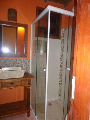 Suite (Nathy) | Bathroom | Shower, free toiletries, hair dryer, towels - Canto Bella Terra Pousada (Ilhabela)