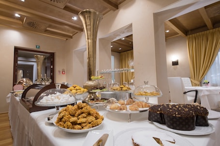 Daily continental breakfast (EUR 25 per person)