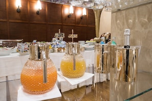 Servizio di colazione, pranzo e cena