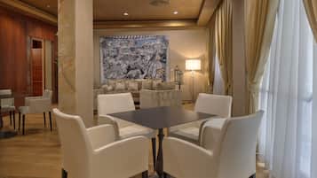 Serviert FrĂŒhstĂŒck und Mittagessen