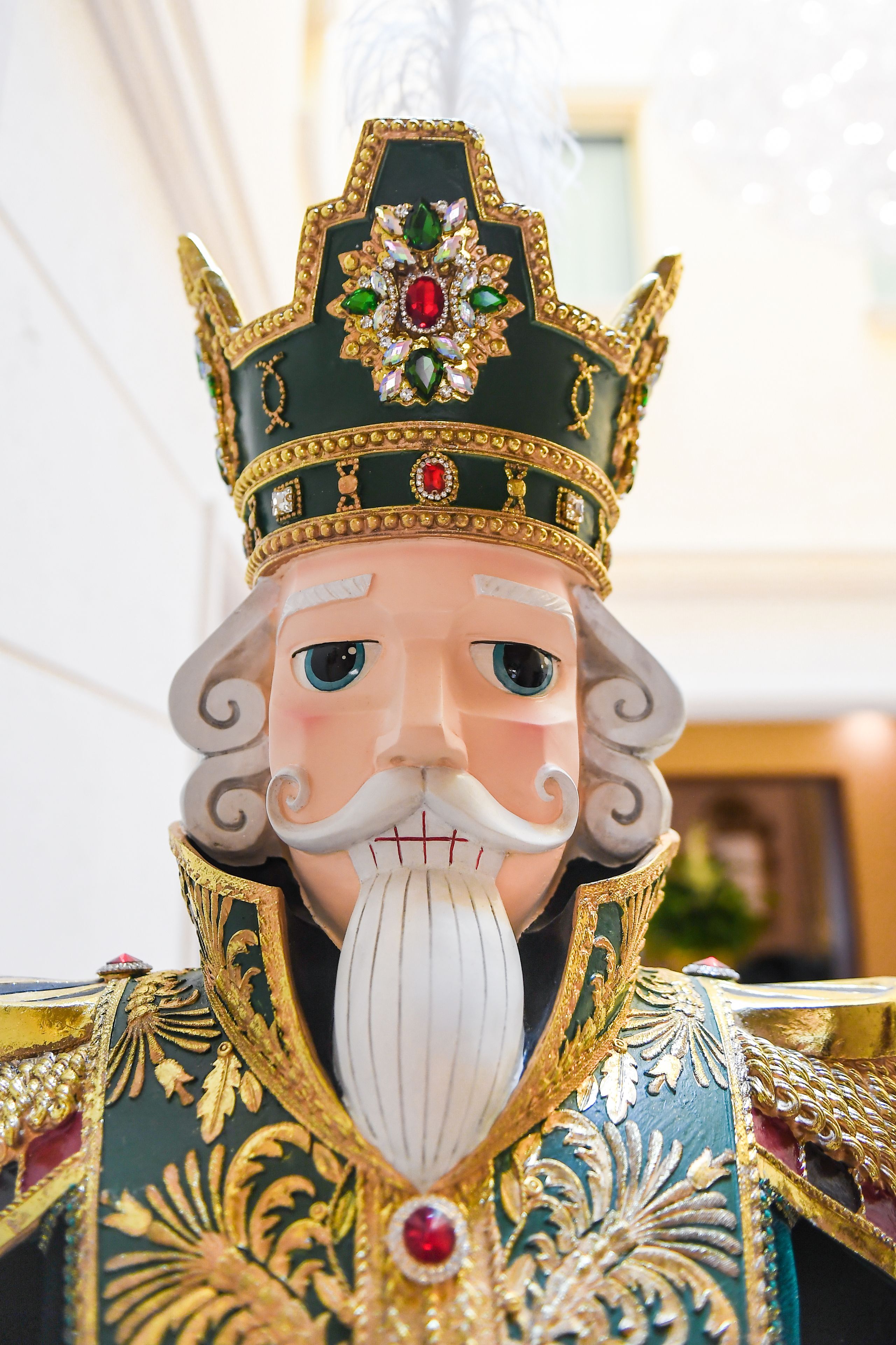 Uma estátua com coroa e vestes ricamente decoradas.