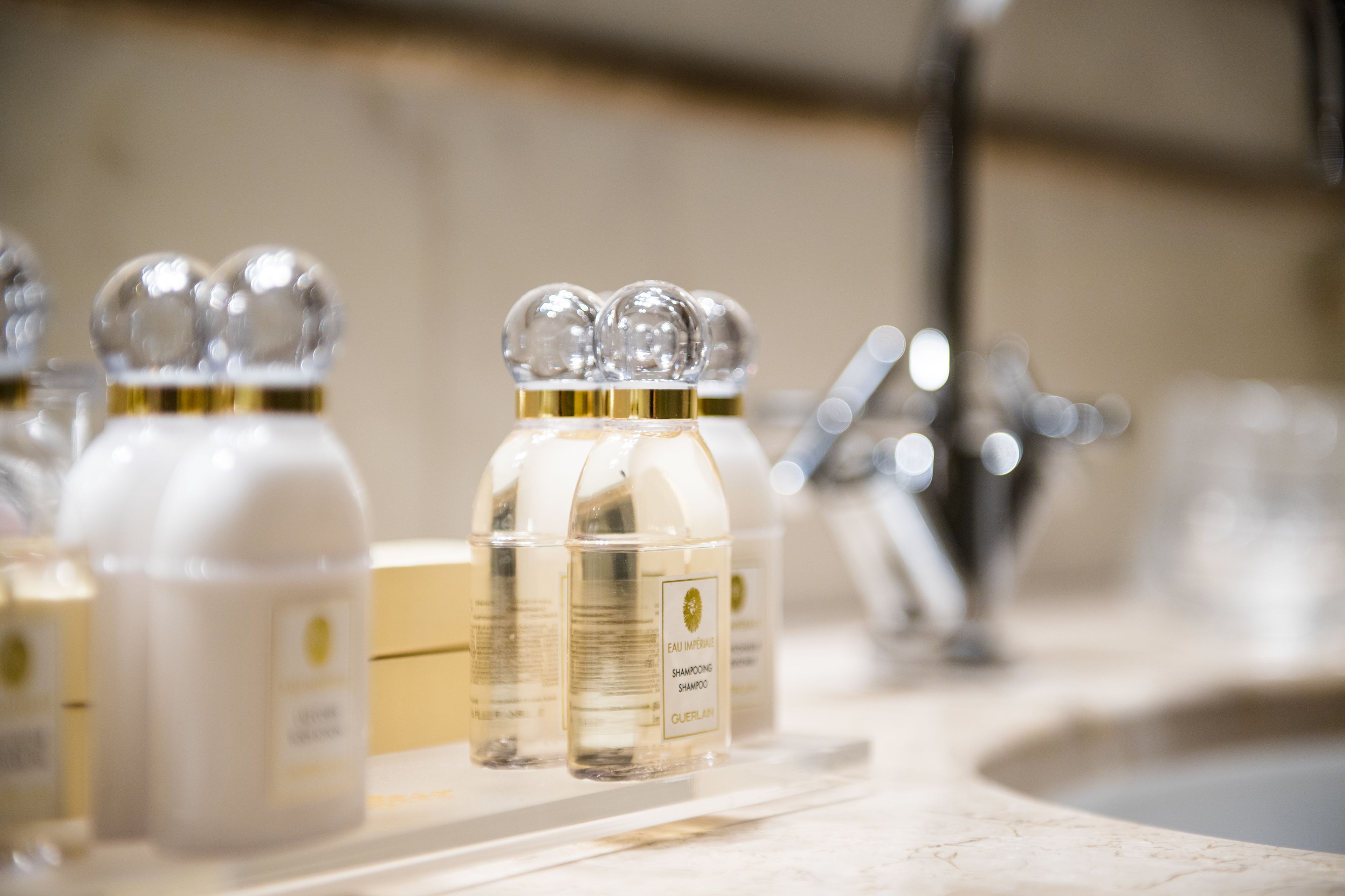 separate bathtub and shower, jetted bath, free toiletries, hair dryer