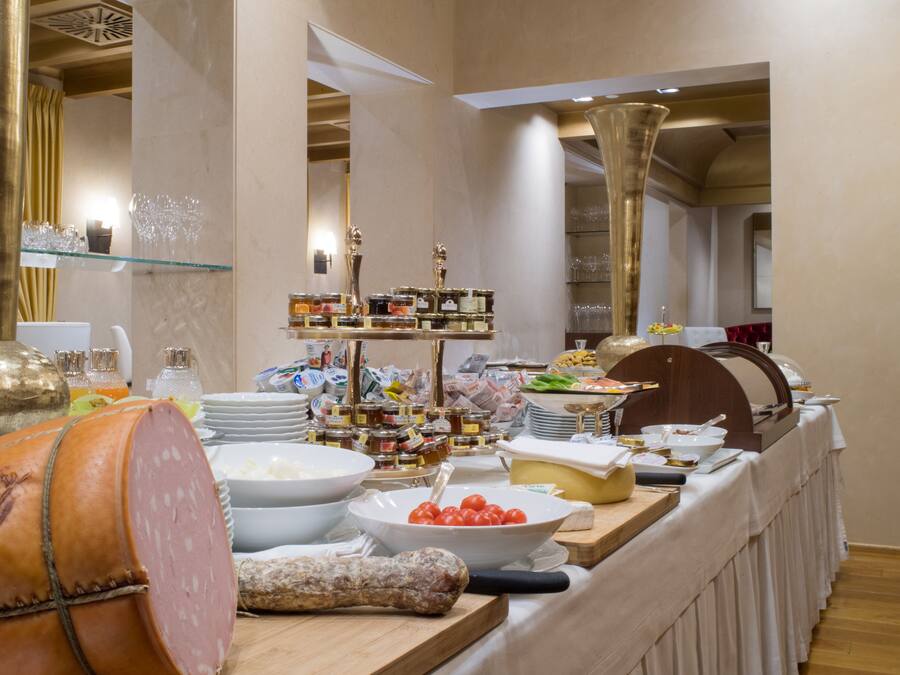 Una mesa de buffet con diferentes alimentos y acompañamientos.