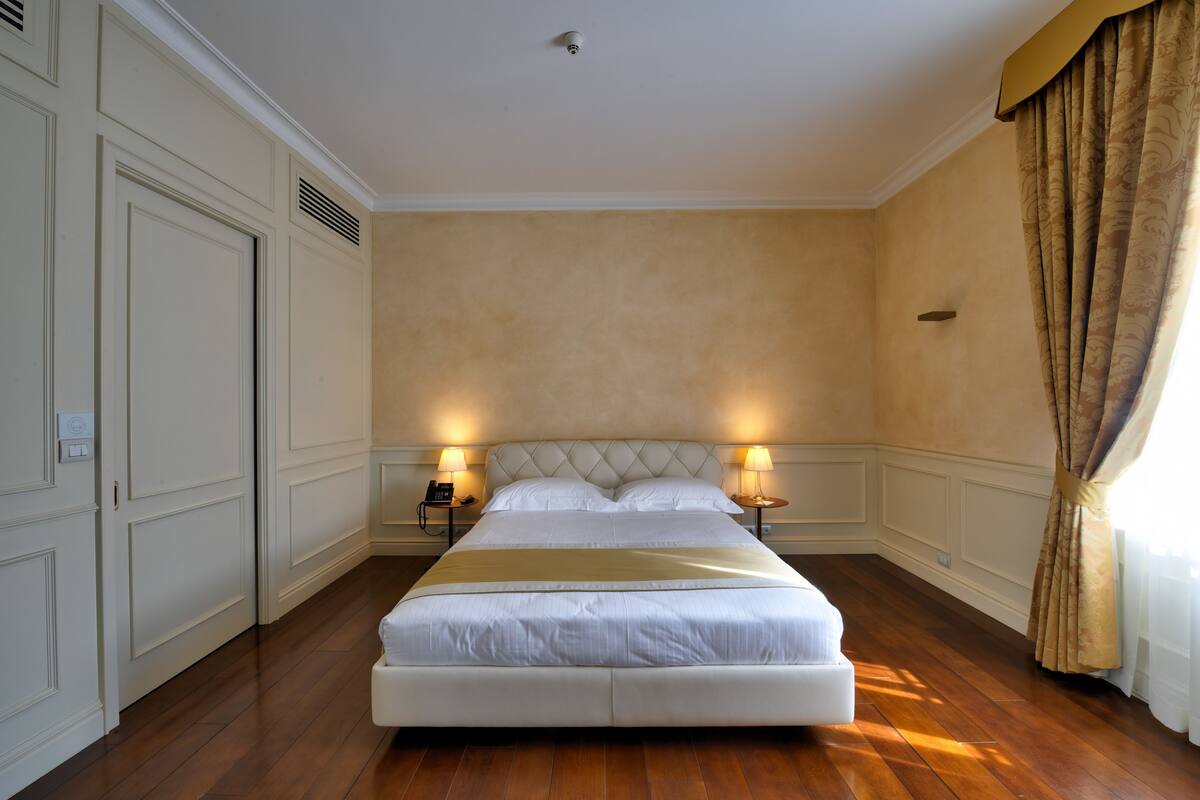 Suite | Premium bedding, down comforters, pillowtop beds, minibar
