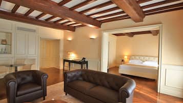 Royal-Suite | Hochwertige Bettwaren, Daunenbettdecken, Pillowtop-Betten, Minibar