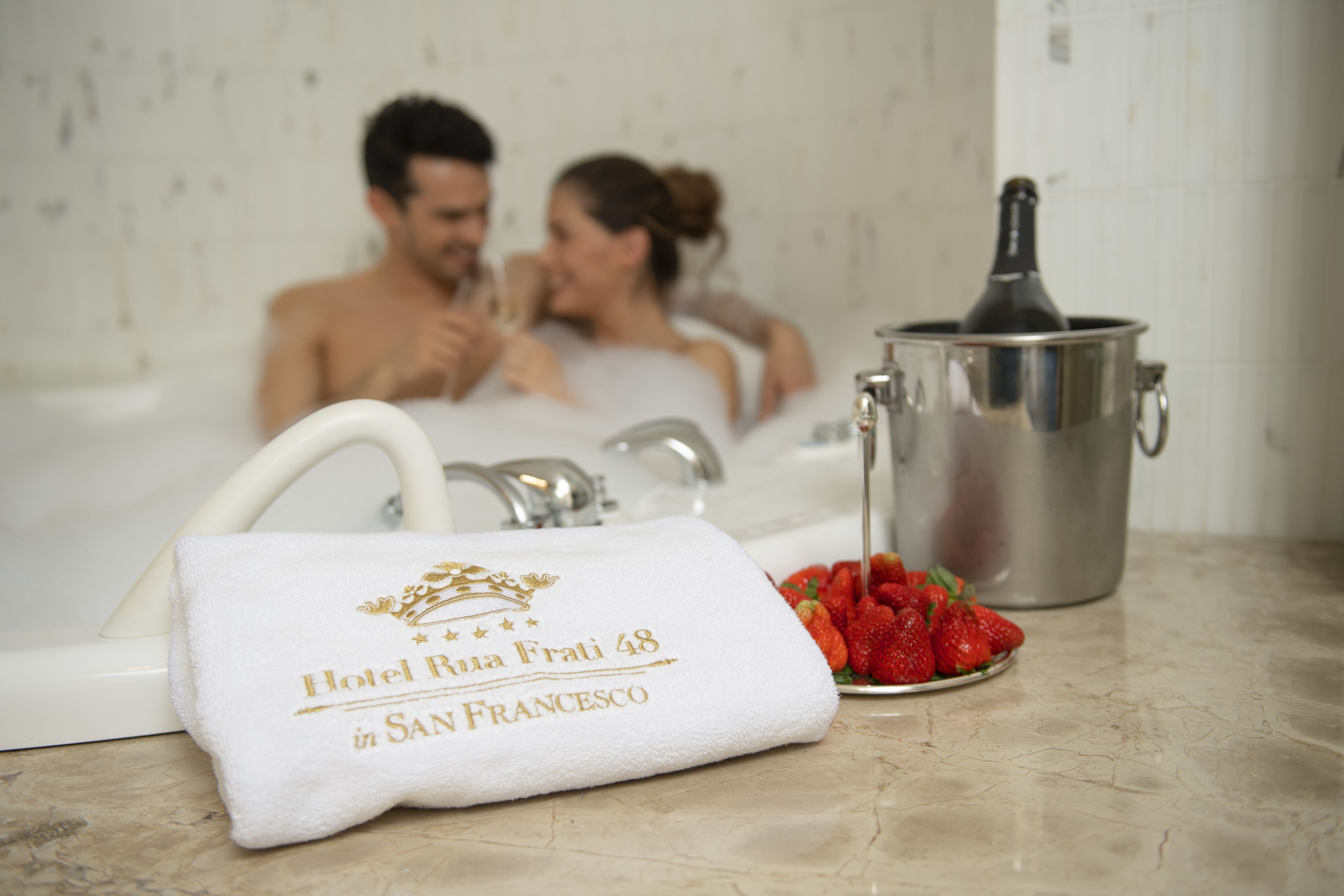 Een aparte badkuip en douche, een bubbelbad, gratis toiletartikelen