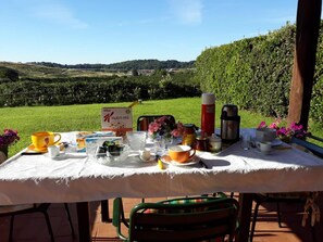 Desayuno con opciones de la cocina local incluido todos los días