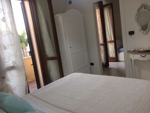 Quadruple Room | Minibar, cribs/infant beds, free WiFi, bed sheets - B&B Pesciolino Rosso (Gallipoli)