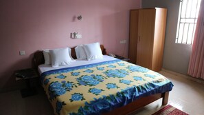 Kamar Eksekutif | Meja kerja, tirai kedap cahaya, setrika/meja setrika, dan seprai linen