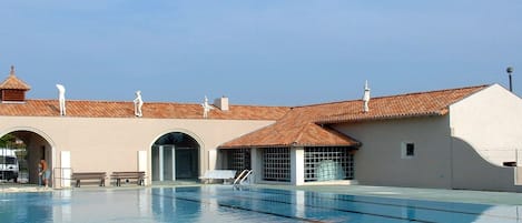 Una piscina al aire libre de temporada