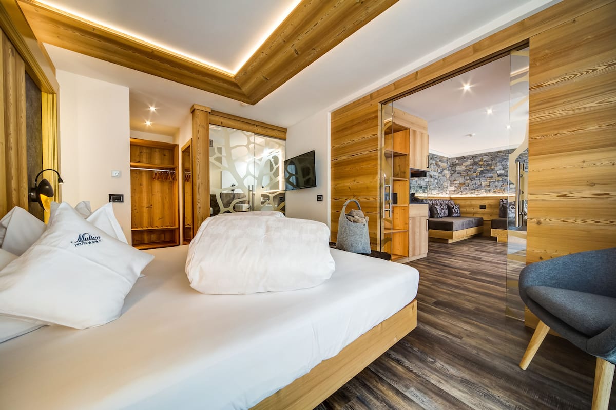Familie suite | Een minibar, een kluis op de kamer, een bureau, gratis wifi