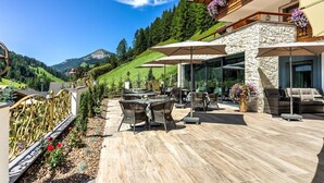 Outdoor dining - Hotel Muliac (Selva di Val Gardena)