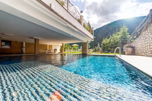 Outdoor pool, pool umbrellas, sun loungers