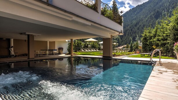 Outdoor pool, pool umbrellas, sun loungers - Hotel Muliac (Selva di Val Gardena)