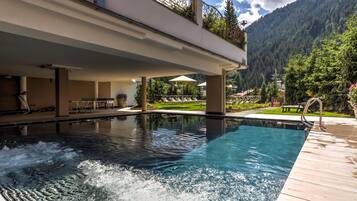 Piscine extérieure, parasols de plage, chaises longues