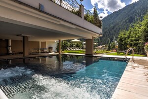 Piscina externa, guarda-sóis, espreguiçadeiras