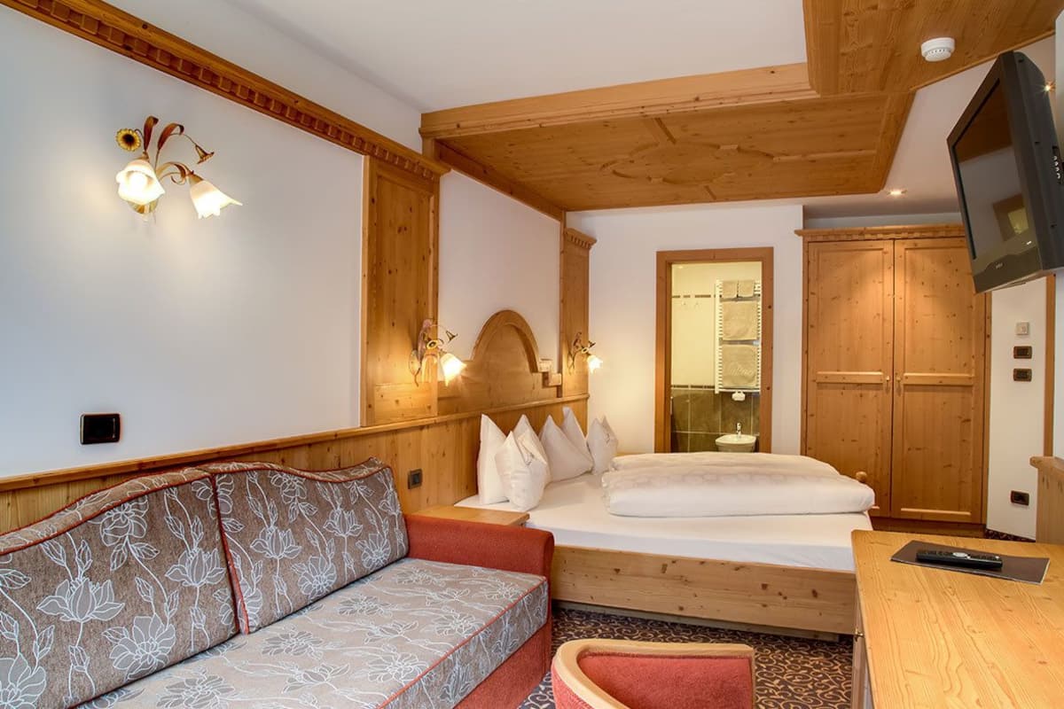 Comfort driepersoonskamer | Een minibar, een kluis op de kamer, een bureau, gratis wifi