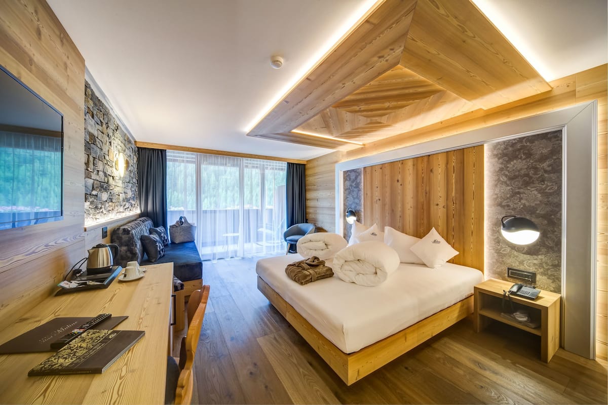 Deluxe suite | Een minibar, een kluis op de kamer, een bureau, gratis wifi