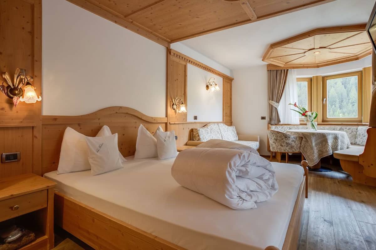 Superior kamer | Een minibar, een kluis op de kamer, een bureau, gratis wifi
